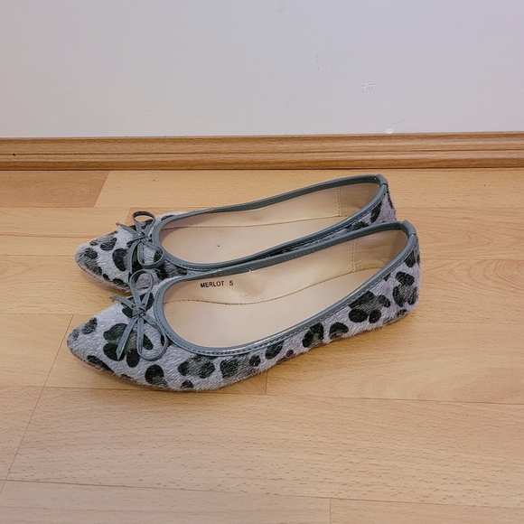 Gray animal pattern pointy toe flats - Picture 2 of 8